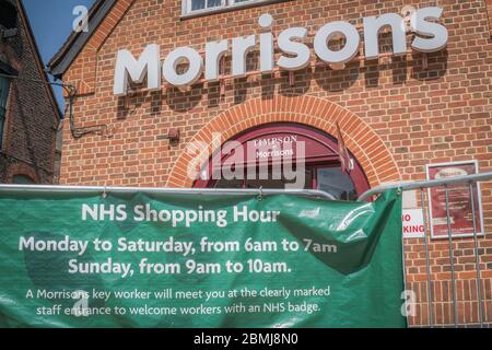 Reigate, Surrey, UK - 9. Mai 2020 - ein Banner mit Informationen über die Einkaufsstunde für Beschäftigte im Gesundheitswesen in einem lokalen Supermarkt Stockfoto