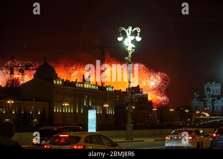 Moskau, Russland. Mai 2020. Feuerwerk wird während der Feierlichkeiten zum Siegestag in Moskau, Russland, am 9. Mai 2020 gesehen. Russland feierte am Samstag kurz den 75. Jahrestag des sowjetischen Sieges gegen die Nazis im Zweiten Weltkrieg, inmitten seines verstärkten Kampfes gegen die COVID-19 Pandemie. Kredit: Alexander Zemlianichenko Jr/Xinhua/Alamy Live News Stockfoto