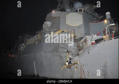 Schäden am Steuerbord-Mittelteil der US-Navy Arleigh Burke-Class-Raketenlenker USS Porter nach einer Kollision mit einem japanischen Bulk-Öltanker M/V Otowasan 12. August 2012 in der Straße von Hormuz. Bei dem Unfall wurde kein Personal auf einem der beiden Schiffe als verletzt gemeldet. Stockfoto