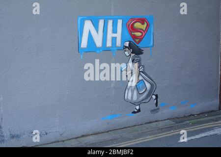 Ein NHS-Superhelden-Wandgemälde, das von der lokalen Künstlerin Rachel List in Pontefract, West Yorkshire, an eine Wand gemalt wurde. Stockfoto