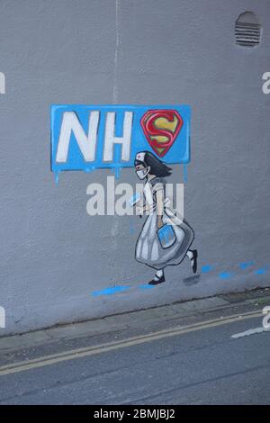 Ein NHS-Superhelden-Wandgemälde, das von der lokalen Künstlerin Rachel List in Pontefract, West Yorkshire, an eine Wand gemalt wurde. Stockfoto