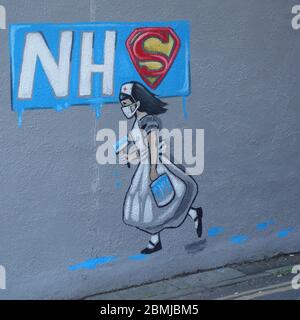 Ein NHS-Superhelden-Wandgemälde, das von der lokalen Künstlerin Rachel List in Pontefract, West Yorkshire, an eine Wand gemalt wurde. Stockfoto