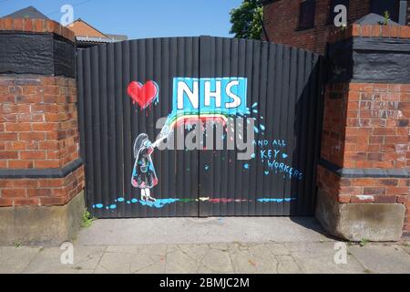 Ein NHS-Superhelden-Wandgemälde, das von der lokalen Künstlerin Rachel List in Pontefract, West Yorkshire, an eine Wand gemalt wurde. Stockfoto