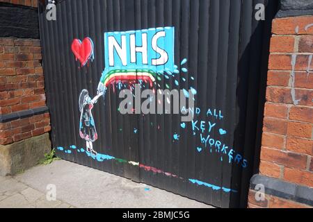 Ein NHS-Superhelden-Wandgemälde, das von der lokalen Künstlerin Rachel List in Pontefract, West Yorkshire, an eine Wand gemalt wurde. Stockfoto