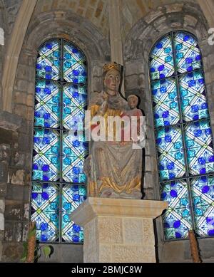 Virgen románica en la Iglesia de Santa María de la Asunción. Castro Urdiales. Kantabrien. España Stockfoto