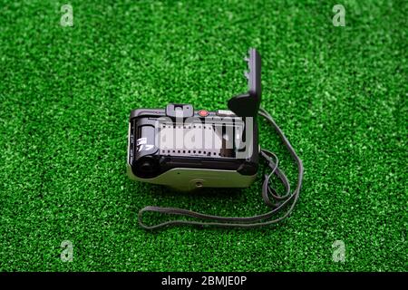 Alte analoge Kamera Hintertür und Fotofilm auf Gras Hintergrund. Analoge Fotografie. Stockfoto