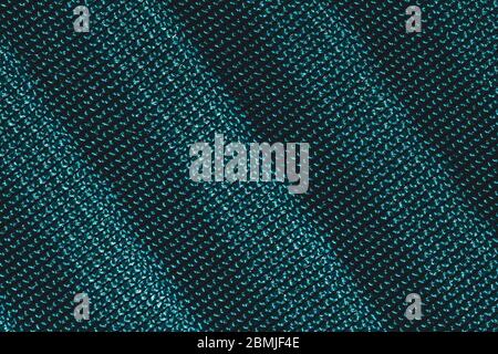 Grünes Textil mit parallelen Falten. Stoff Textur mit flachen Falten. Tuch Hintergrund Nahaufnahme Stockfoto