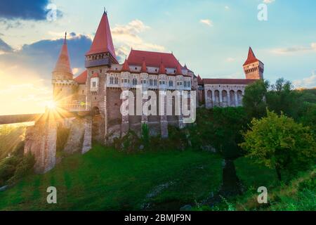 Legendäre Corvins Schloss in hunedoara bei Sonnenaufgang. Eines der größten in europa und ist in einer Liste von sieben Wunder von rumänien. Am häufigsten besuchte Reise-desti Stockfoto