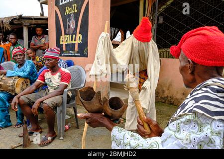 Person, die während der Feier eines Igbo-Rituals in ein traditionelles Zeremonialkostüm gekleidet ist. Nach der Tradition wird diese Art der Maskerade t verwendet Stockfoto