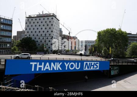 Wembley Stadium, London, Großbritannien. Mai 2020. Stadion verlassen während der Sperrung für die Covid-19 Virus; EIN Zeichen, das dem NHS für ihre Bemühungen mit dem Wembley Bogen im Hintergrund Dank: Action Plus Sports/Alamy Live News Stockfoto