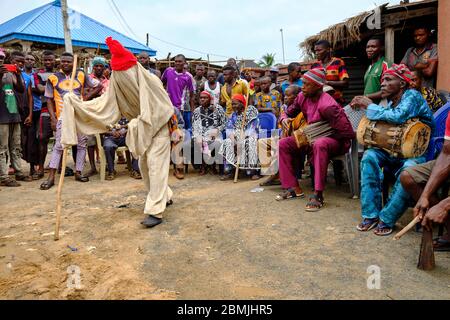 Person, die während der Feier eines Igbo-Rituals in ein traditionelles Zeremonialkostüm gekleidet ist. Nach der Tradition wird diese Art der Maskerade t verwendet Stockfoto