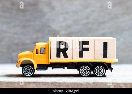 LKW-Halteblock in Wort RFI (Abkürzung für Informationsanfrage) auf Holzhintergrund Stockfoto