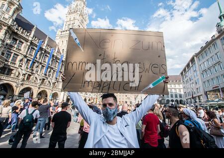 München, Bayern, Deutschland. Mai 2020. Protest gegen einen Immunitätspass sowie die obligatorische Impfung. Trotz andauernder Lockerung versammelten sich 3,000 Verschwörungstheoretiker, QAnon-Anhänger, Rechtsextremisten, AfD-Figuren, Neonazis, Hooligans und Widerstand2020 für ein drittes Wochenende in der Münchner Innenstadt, vor allem am Marienplatz, um für die Wiederherstellung des Grundgesetzes inmitten der Coronavirus-Krise zu demonstrieren. Solche Demos und täglichen Mini-Demos mit überwältigender Pegida-Qualität von 2015-2016 werden in ganz Deutschland mit zwei Attacken inszeniert Stockfoto