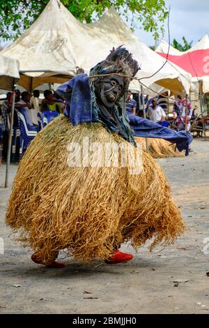 Person, die während der Feier eines Igbo-Rituals in ein traditionelles Zeremonialkostüm gekleidet ist. Nach der Tradition wird diese Art der Maskerade t verwendet Stockfoto