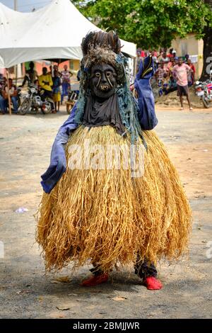 Person, die während der Feier eines Igbo-Rituals in ein traditionelles Zeremonialkostüm gekleidet ist. Nach der Tradition wird diese Art der Maskerade t verwendet Stockfoto