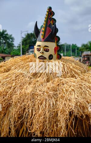 Person, die während der Feier eines Igbo-Rituals in ein traditionelles Zeremonialkostüm gekleidet ist. Nach der Tradition wird diese Art der Maskerade t verwendet Stockfoto