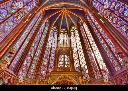 Buntglasfenster der oberen Kapelle von Sainte-Chapelle in Paris, Frankreich Stockfoto