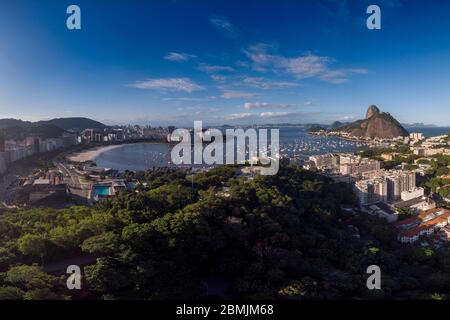 Botafogo Strand und Zuckerhut Berg auf beiden Seiten des Guanabara Bay Hafen für Vergnügungsboote gegen einen blauen Himmel mit dem Pasmado Hill Park und Aussicht Stockfoto