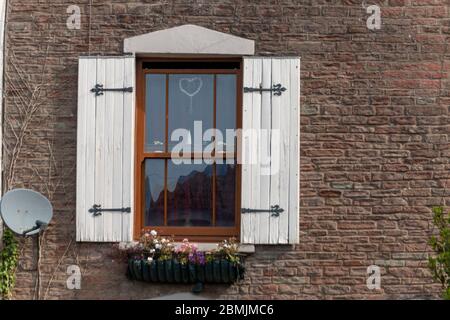 Bristol-Mai 2020-Engalnd- ein Nahaufnahme eines Fensters mit kunstvoll gestalteten Fensterläden und Blumentopf auf der Legde Stockfoto