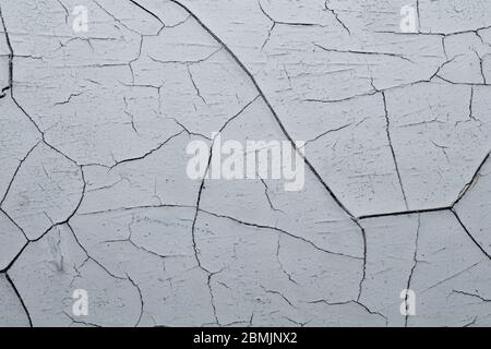 Rissige Farbe auf einer Holzoberfläche. Grunge Textur mit abblätternder Farbe auf Holz Stockfoto
