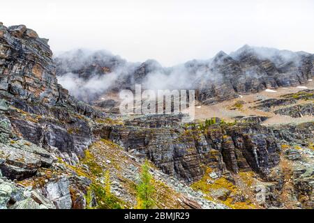 Schwere Wolken steigen auf Mount Shaffer am Lake O'Hara als aus dem Opabin Trail in den kanadischen Rockies von Yoho National Park in British Columbia. Stockfoto