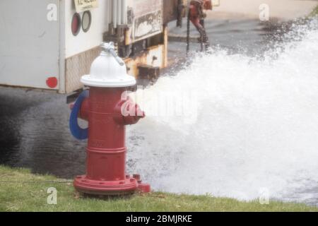 Princeton New Jersey 9. Mai 2020: Hydrant, der Wasser auf die Straße gibt Stockfoto