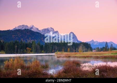 Morgen am Geroldsee bei Garmisch-Partenkirchen, Bayern, Deutschland. Stockfoto