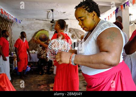 Frauen tanzen während einer Zeremonie in einem Tempel der Orisha Gottheit namens Olokun gewidmet. Olokun ist ein orisha-Geist in der Yoruba-Religion, die hallo ist Stockfoto