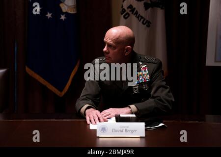 Washington, Usa. Mai 2020. General David Berger, Kommandant des US-amerikanischen Marine Corps, hört bei einem Treffen zwischen Präsident Donald Trump, der leitenden Militärführung und dem Nationalen Sicherheitsteam den Kabinettsaal des Weißen Hauses in Washington, DC am Samstag, den 9. Mai 2020 zu. Pool Foto von Anna Moneymaker/UPI Credit: UPI/Alamy Live News Stockfoto