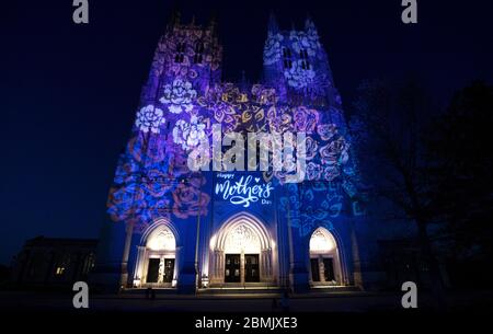 Washington, Usa. Mai 2020. Die National Cathedral ist mit einem Lichtdisplay zum Muttertag in Washington DC am Samstag, den 9. Mai 2020, beleuchtet. Foto von Kevin Dietsch/UPI Quelle: UPI/Alamy Live News Stockfoto