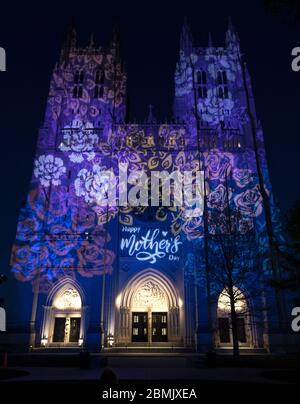 Washington, Usa. Mai 2020. Die National Cathedral ist mit einem Lichtdisplay zum Muttertag in Washington DC am Samstag, den 9. Mai 2020, beleuchtet. Foto von Kevin Dietsch/UPI Quelle: UPI/Alamy Live News Stockfoto