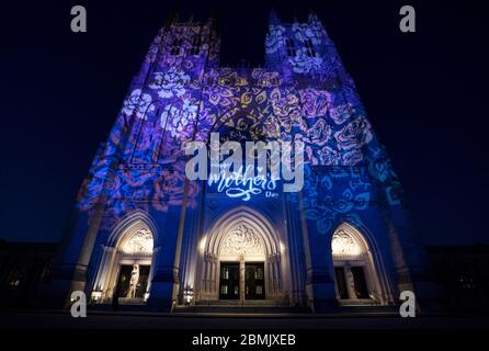 Washington, Usa. Mai 2020. Die National Cathedral ist mit einem Lichtdisplay zum Muttertag in Washington DC am Samstag, den 9. Mai 2020, beleuchtet. Foto von Kevin Dietsch/UPI Quelle: UPI/Alamy Live News Stockfoto