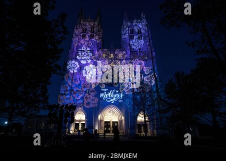 Washington, Usa. Mai 2020. Die National Cathedral ist mit einem Lichtdisplay zum Muttertag in Washington DC am Samstag, den 9. Mai 2020, beleuchtet. Foto von Kevin Dietsch/UPI Quelle: UPI/Alamy Live News Stockfoto