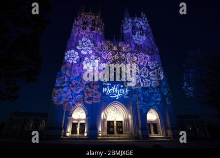 Washington, Usa. Mai 2020. Die National Cathedral ist mit einem Lichtdisplay zum Muttertag in Washington DC am Samstag, den 9. Mai 2020, beleuchtet. Foto von Kevin Dietsch/UPI Quelle: UPI/Alamy Live News Stockfoto
