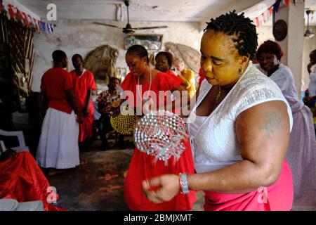 Frauen tanzen während einer Zeremonie in einem Tempel der Orisha Gottheit namens Olokun gewidmet. Olokun ist ein orisha-Geist in der Yoruba-Religion, die hallo ist Stockfoto