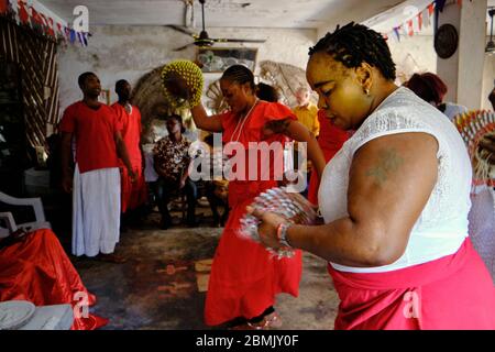 Frauen tanzen während einer Zeremonie in einem Tempel der Orisha Gottheit namens Olokun gewidmet. Olokun ist ein orisha-Geist in der Yoruba-Religion, die hallo ist Stockfoto