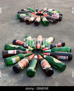 Kolkata, Westbengalen am 24. März 2016 : leere Bierflasche auf dem Boden. Große Nachfrage nach Bier während der Sperre für Covid19-Virus. Stockfoto