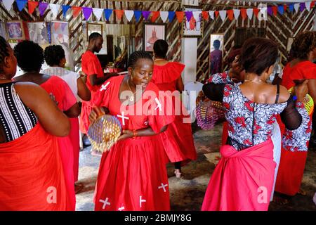 Frauen tanzen während einer Zeremonie in einem Tempel der Orisha Gottheit namens Olokun gewidmet. Olokun ist ein orisha-Geist in der Yoruba-Religion, die hallo ist Stockfoto