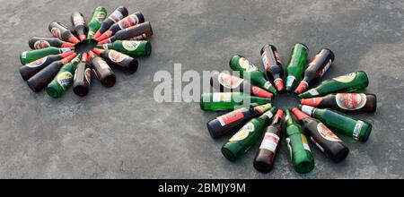 Kolkata, Westbengalen am 24. März 2016 : leere Bierflasche auf dem Boden. Große Nachfrage nach Bier während der Sperre für Covid19-Virus. Stockfoto
