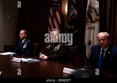 General Mark A. Milley, Vorsitzender des Joint Chiefs of Staff, Center, hört während eines Treffens zwischen US-Präsident Donald J. Trump, rechts, Senior Military Leadership und dem National Security Team zu.Kabinettsaal des Weißen Hauses in Washington DC, 9. Mai 2020. Links ist der US Air Force General David L. Goldfein, Stabschef der Air ForceCredit: Anna Moneymaker/Pool via CNP Stockfoto