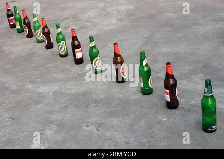 Kolkata, Westbengalen am 16. März 2016 : leere Bierflasche in einer Reihe auf dem Boden. Konzept der sozialen Distanzierung Problem. Stockfoto