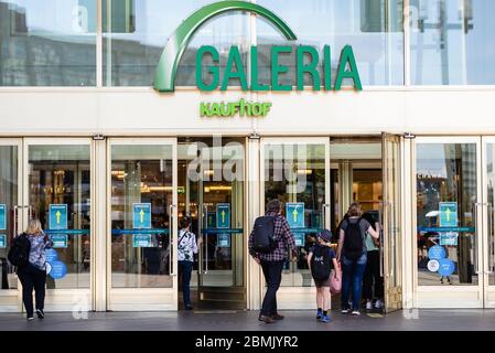 Berlin, Deutschland. Mai 2020. Kunden betreten ein Galeria Kaufhof Kaufhaus in Berlin, Deutschland, 9. Mai 2020. Bundeskanzlerin Angela Merkel sagte am Mittwoch, dass die COVID-19-Beschränkungen in Deutschland gelockert werden, während die Mindestvorschriften für soziale Distanz und Hygiene weiterhin gelten. Kredit: Binh Truong/Xinhua/Alamy Live News Stockfoto