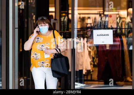 Berlin, Deutschland. Mai 2020. Ein Kunde mit Gesichtsmaske verlässt am 9. Mai 2020 ein Bekleidungsgeschäft in Berlin. Bundeskanzlerin Angela Merkel sagte am Mittwoch, dass die COVID-19-Beschränkungen in Deutschland gelockert werden, während die Mindestvorschriften für soziale Distanz und Hygiene weiterhin gelten. Kredit: Binh Truong/Xinhua/Alamy Live News Stockfoto