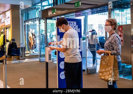 Berlin, Deutschland. Mai 2020. Kunden desinfizieren ihre Hände, bevor sie in ein Geschäft in Berlin, Deutschland, am 9. Mai 2020, eintreten. Bundeskanzlerin Angela Merkel sagte am Mittwoch, dass die COVID-19-Beschränkungen in Deutschland gelockert werden, während die Mindestvorschriften für soziale Distanz und Hygiene weiterhin gelten. Kredit: Binh Truong/Xinhua/Alamy Live News Stockfoto