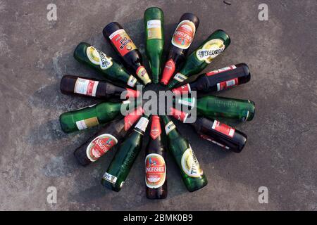 Kolkata, Westbengalen am 24. März 2016 : leere Bierflasche auf dem Boden. Große Nachfrage nach Bier während der Sperre für Covid19-Virus. Stockfoto