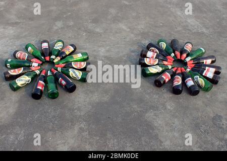 Kolkata, Westbengalen am 24. März 2016 : leere Bierflasche auf dem Boden. Große Nachfrage nach Bier während der Sperre für Covid19-Virus. Stockfoto