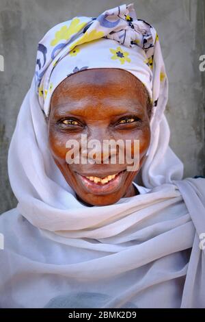 Porträt einer lächelnden Nigerianerin in traditioneller Kleidung in der Stadt Epe. Stockfoto