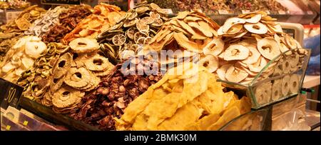Getrocknete Früchte Nahaufnahme. Schalter vor dem Geschäft. Die Früchte werden durch Trocknen und kandiert verkauft. Stockfoto