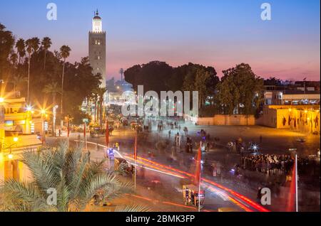 Das Minarett der Kasbah Moschee in den belebten Platz Jemaa el-Fnaa bei Sonnenuntergang von der Terrasse Marrakesh-Safi in Marrakesch, Marokko. Stockfoto