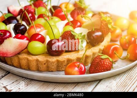 Kuchen mit bunten frischen Beeren und Früchten. Selektiver Fokus. Stockfoto
